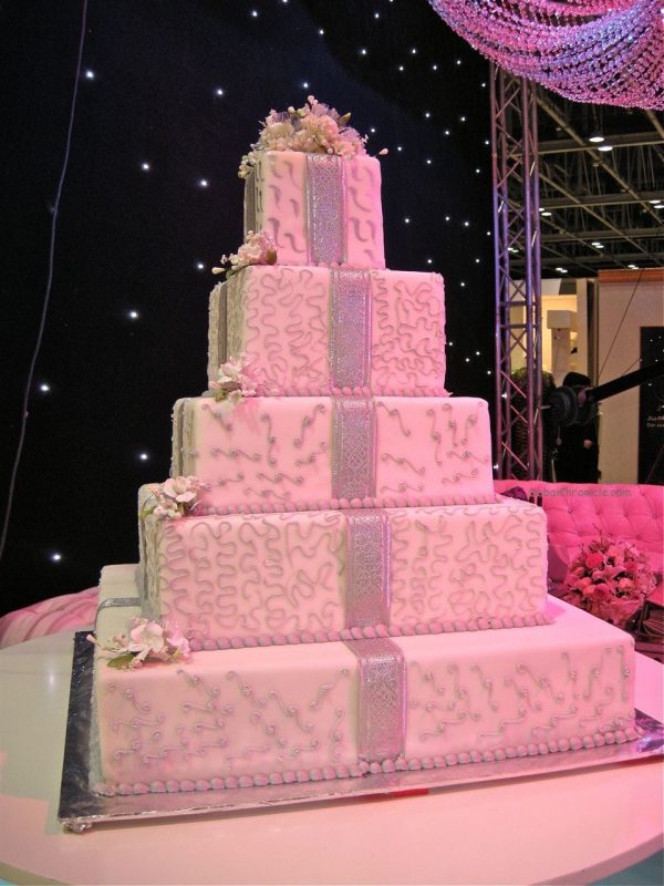 The common characteristics of all wedding cakes are multistory structure 