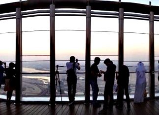 Watch the sunrise from the top of Burj Khalifa