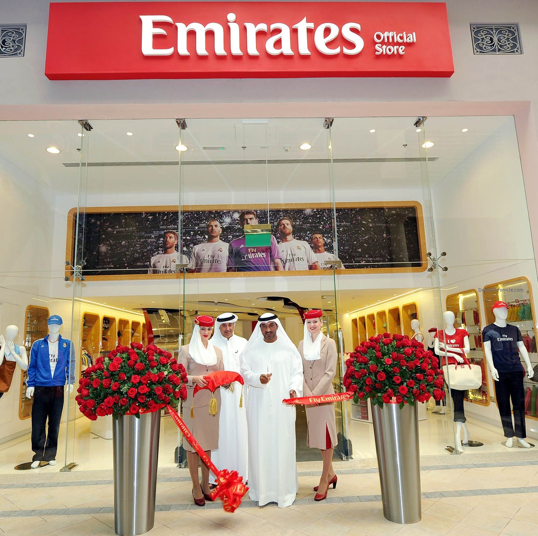 Sheikh Ahmed cuts the ribbon at Emirates Official Store at The Dubai Mall