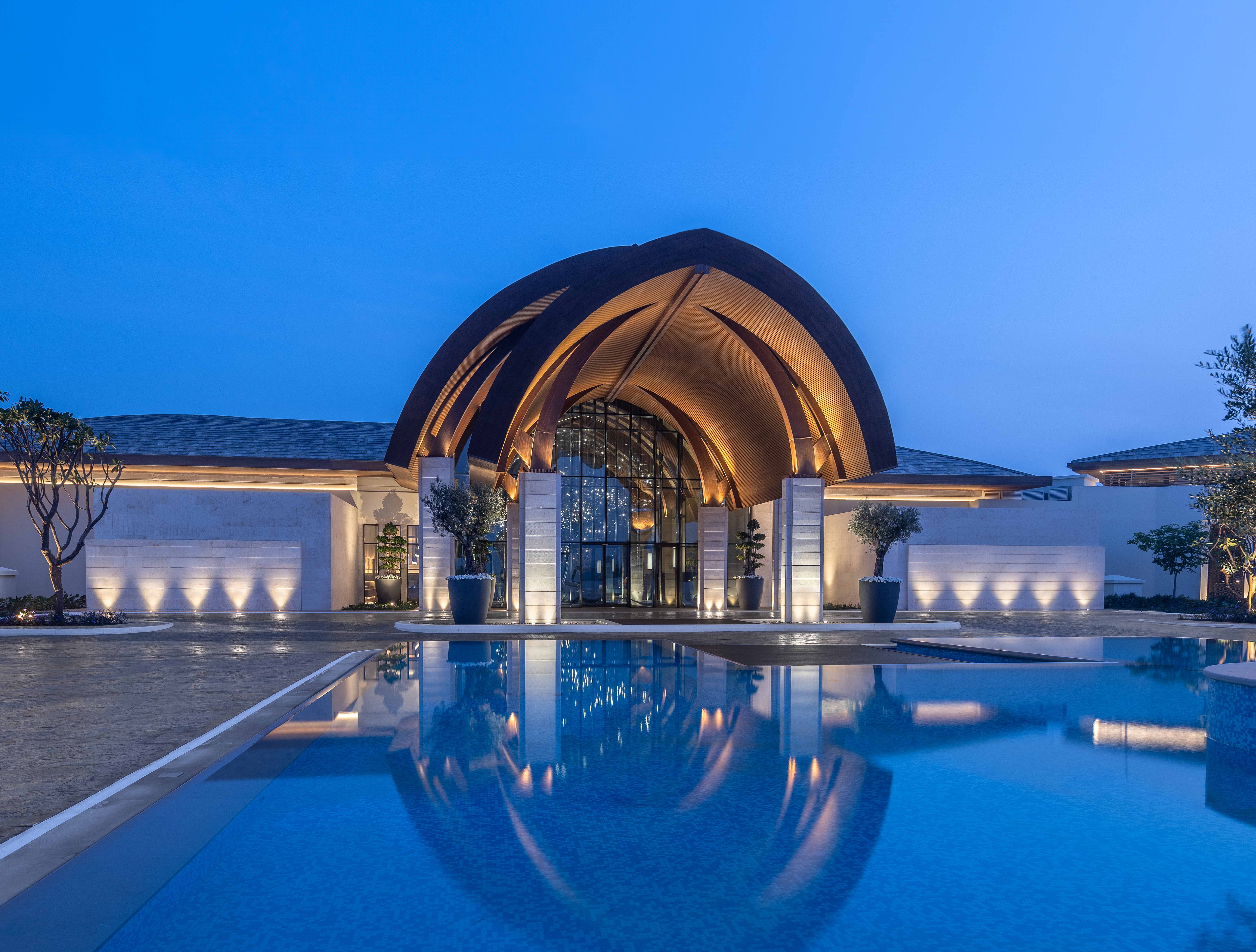 Anantara Mina Al Arab Ras Al Khaimah Resort has opened its doors in the UAE, bringing eco-luxury to Ras Al Khaimah.