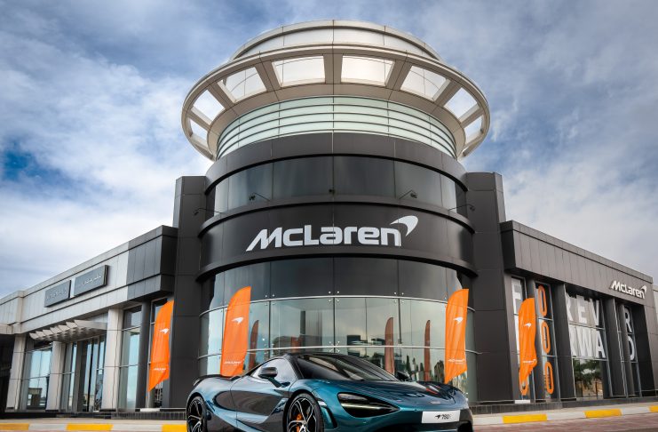 Representation of McLaren dealer showroom with 750S parked in front.